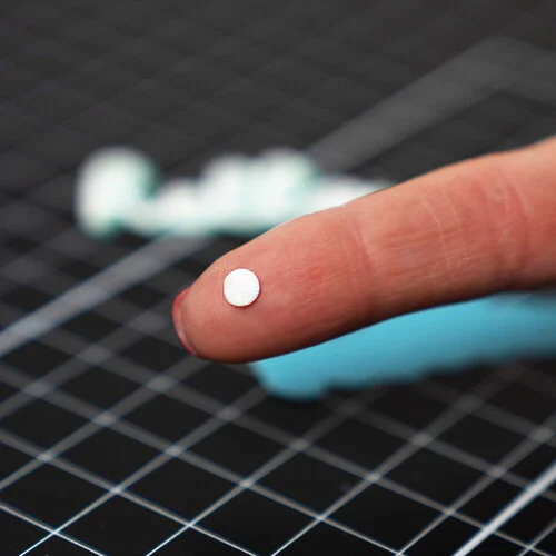 Scrapbook.com - Double Sided Adhesive Foam Rounds - White - 1mm Thickness - Small Rounds